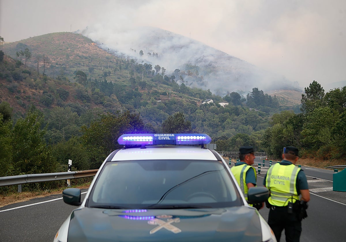 Una patrulla de la Guardia Civil en las inmediaciones del fuego de A Pobra de Brollón (Lugo)