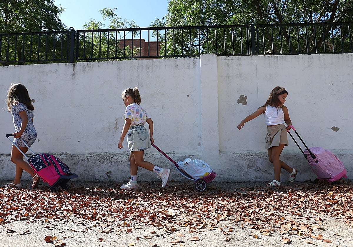 Tres niñas se dirigen a clase en un barrio de Córdoba en septiembre del año 2023