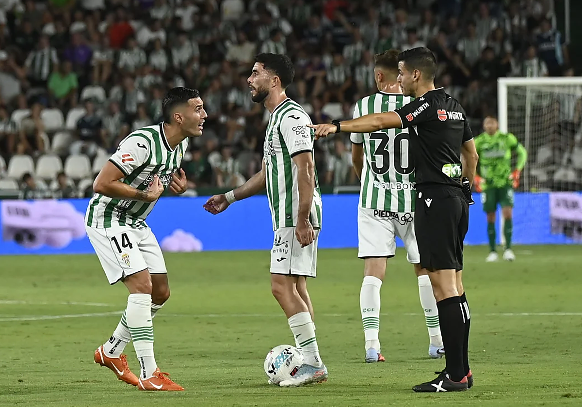 Sergi Guardiola protesta una acción en el Córdoba - Las Palmas
