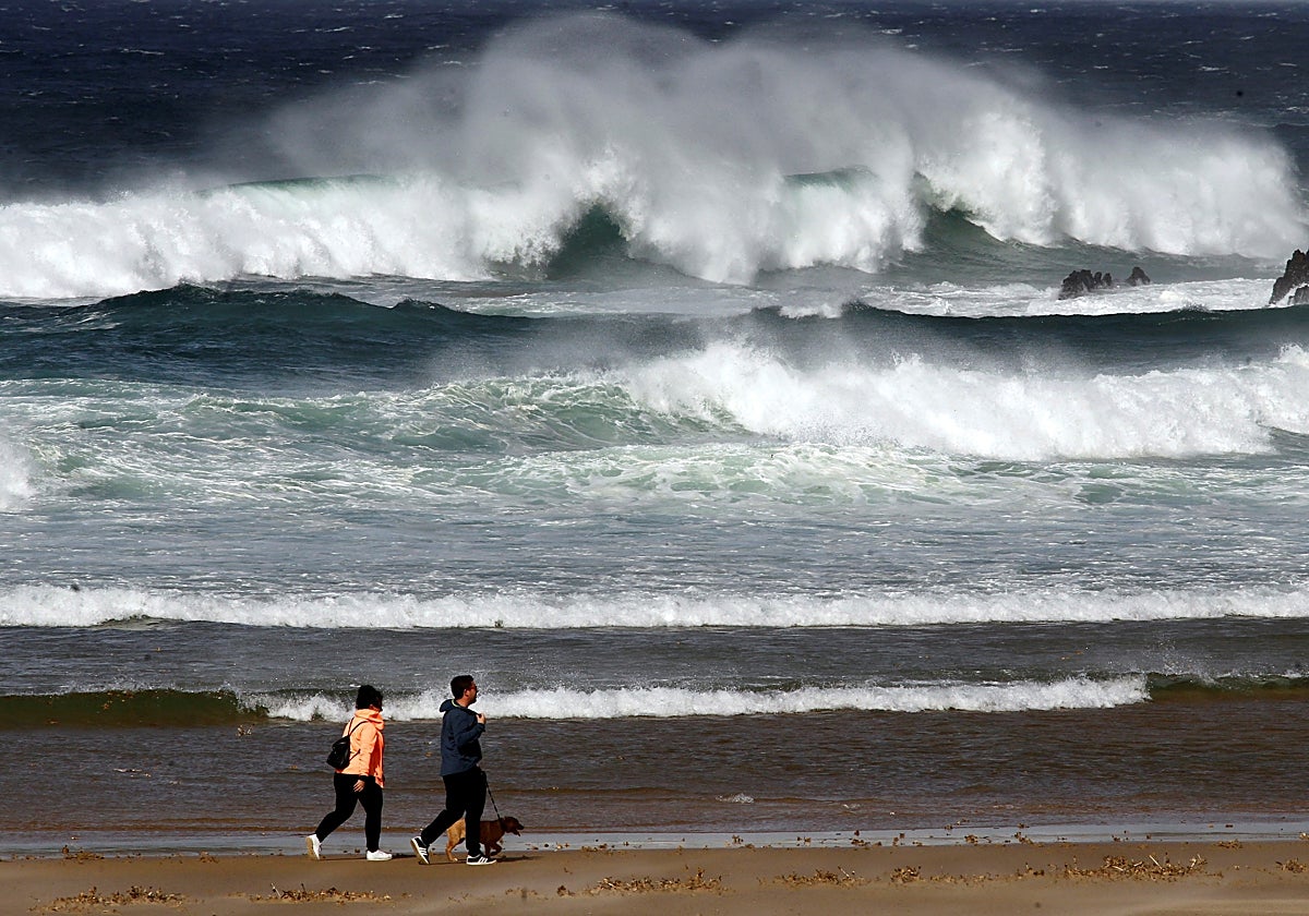Olas en la playa de Valdoviño (La Coruña) en una imagen de archivo