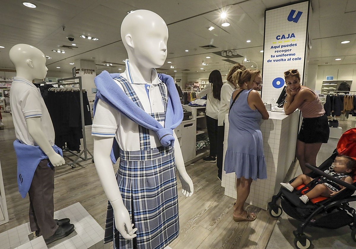Uniformes escolares en un gran centro comercial