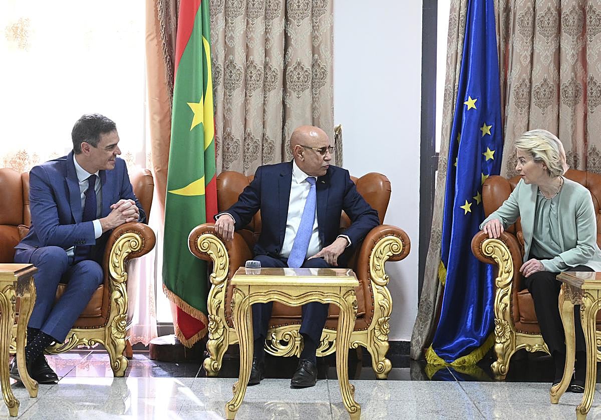 El presidente de Mauritania, Mohamed Ould Ghazouani, junto a Pedro Sánchez y Ursula von der Leyen, en febrero de 2024