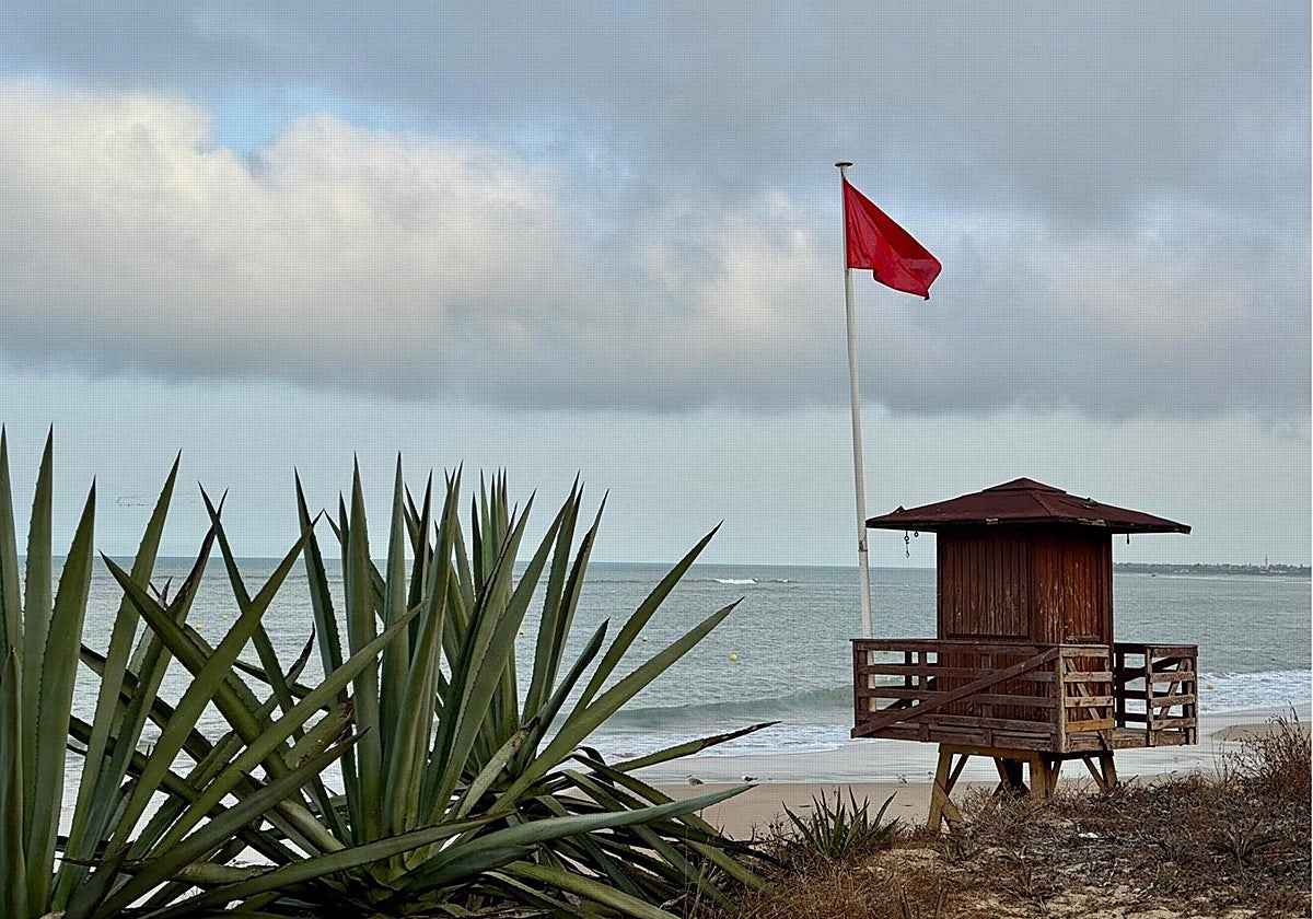 Bandera roja en las playas de Cádiz.