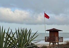 Estas son las playas de Cádiz que han izado la bandera roja por el fuerte oleaje