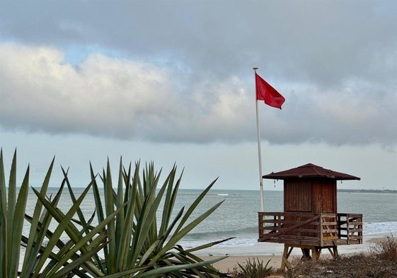Bandera roja en las playas de Cádiz.