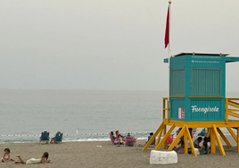La bandera roja está izada en el área fectada junto a la desembocadura del río Fuengirola
