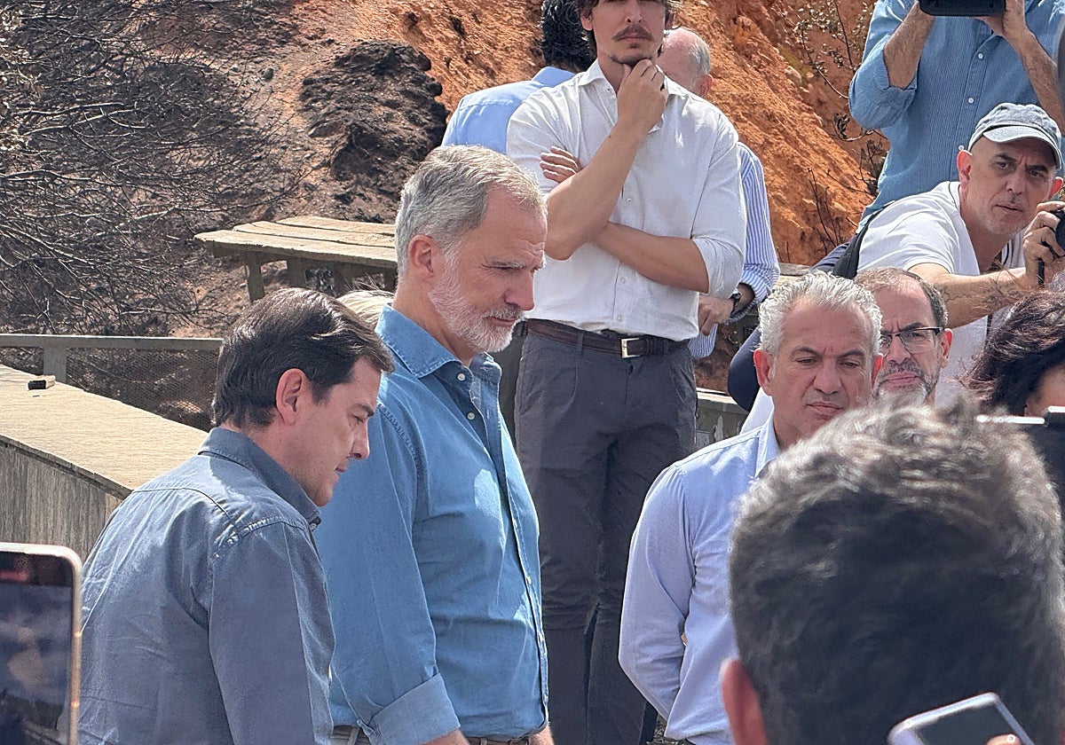 Don Felipe junto a Fernández Mañueco durante la visita