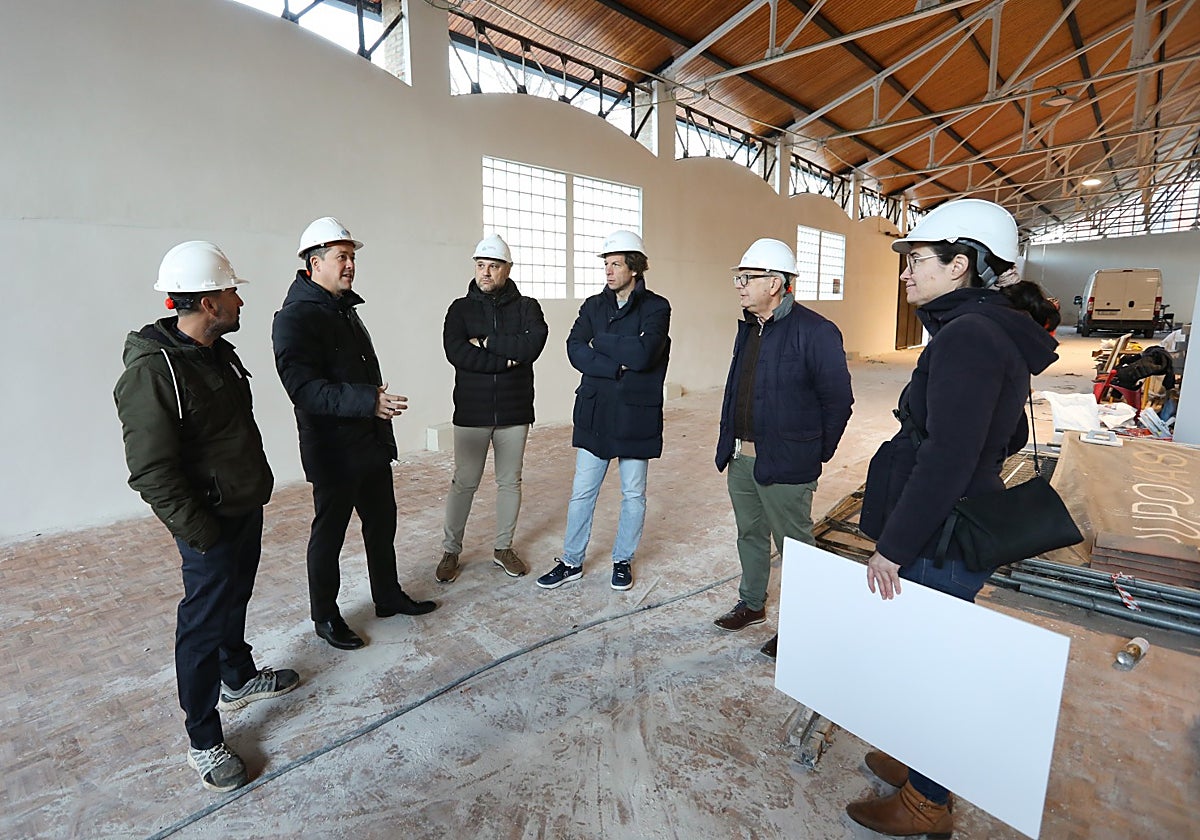 El alcalde de Toledo, Carlos Velázquez, durante una visita a las obras del pabellón