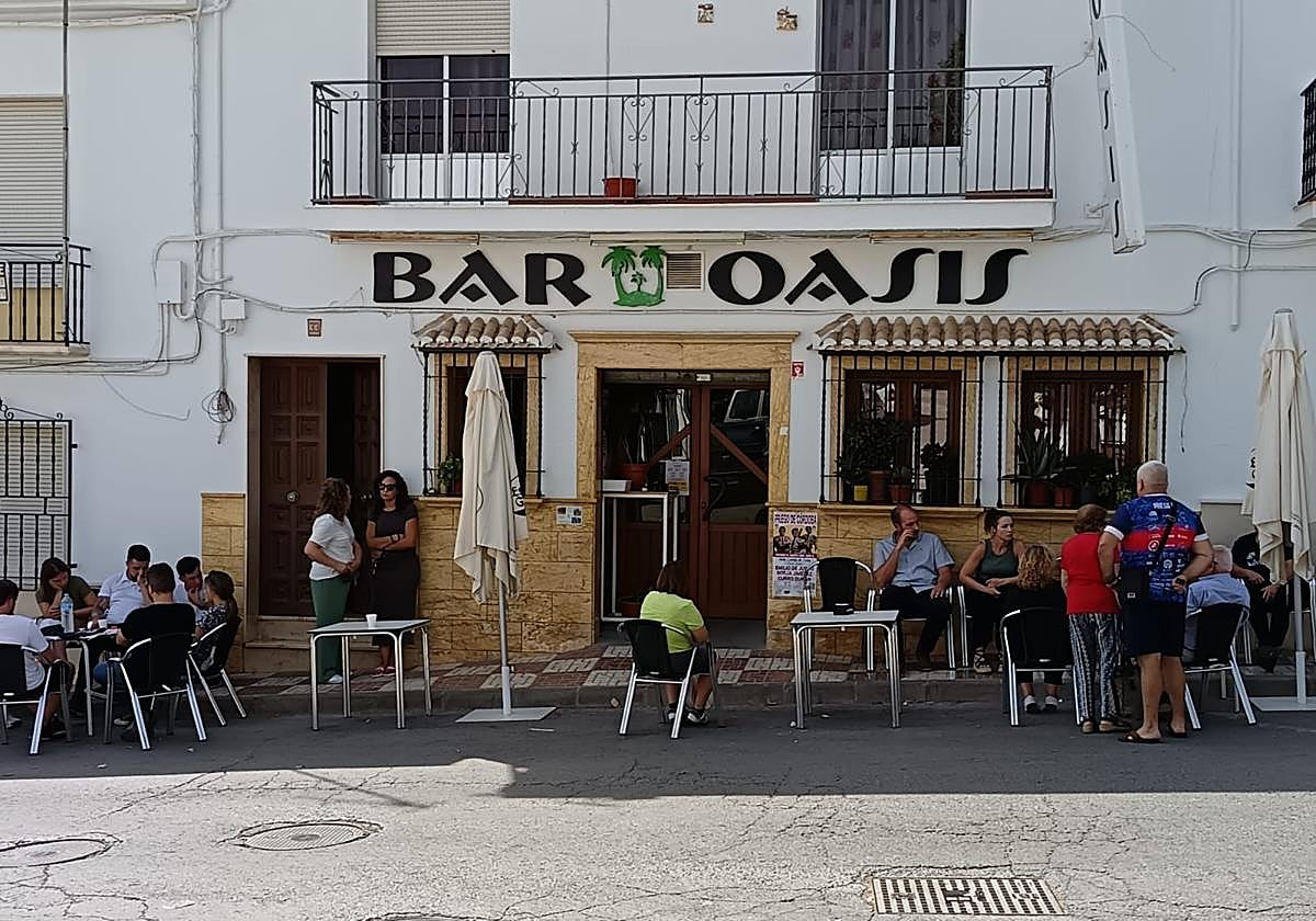 Familiares y amigos, este miércoles ante el bar donde se produjo el asesinato