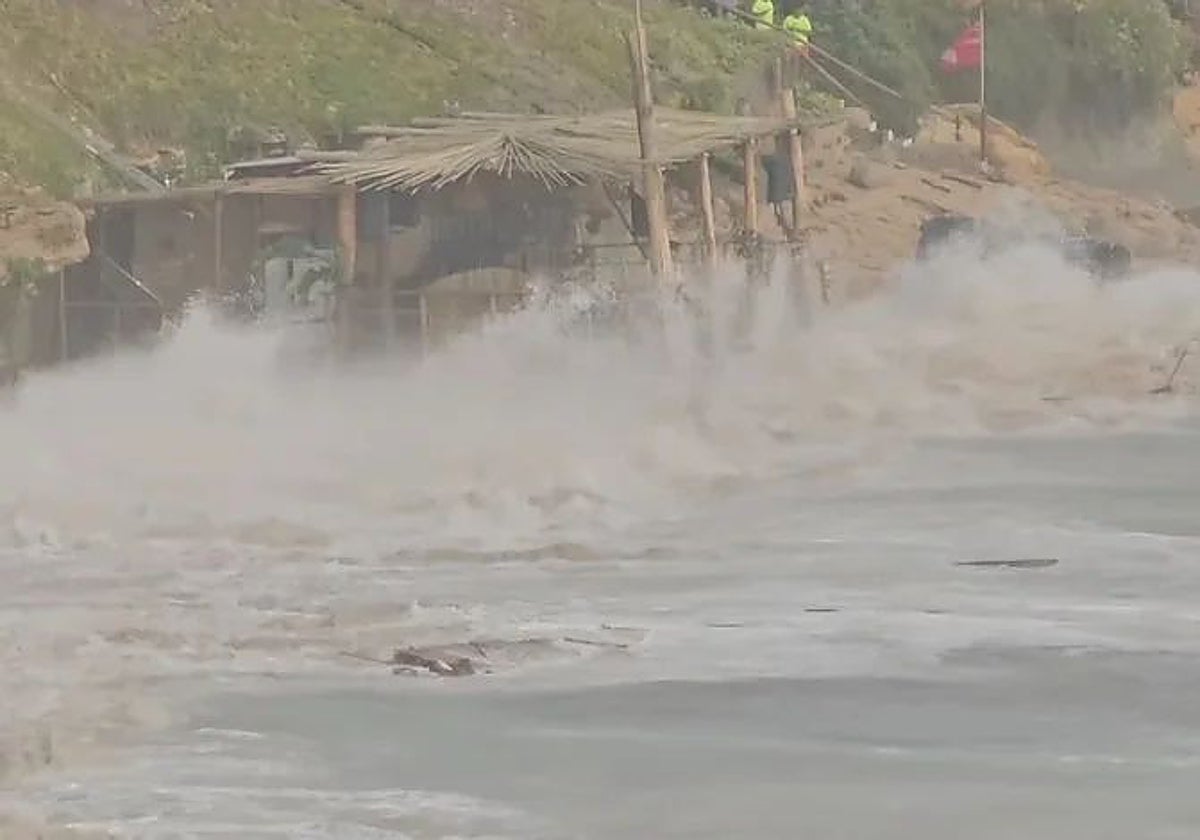 El chiringuito de Los Caños destrozado por las olas