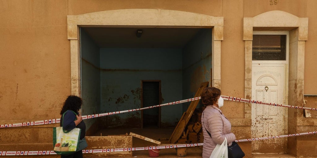 Alerta vecinal por la entrada de okupas en casas vacías tras la dana: «Nos da miedo»