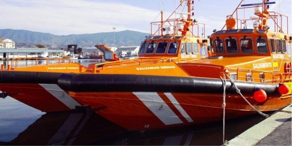Rescatan cerca de Motril a tres migrantes que viajaban desde Marruecos en una moto acuática