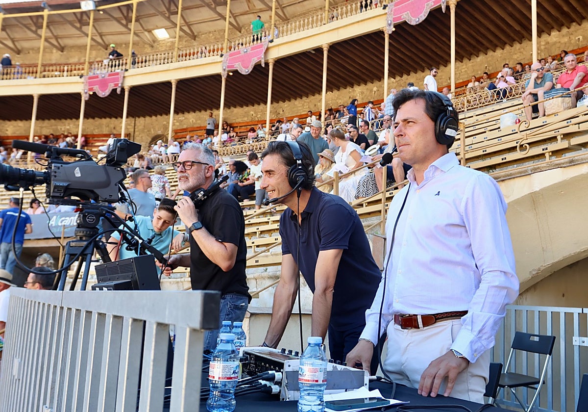 Imagen de Jorge Casals con el equipo del programa de À Punt 'La Plaça'