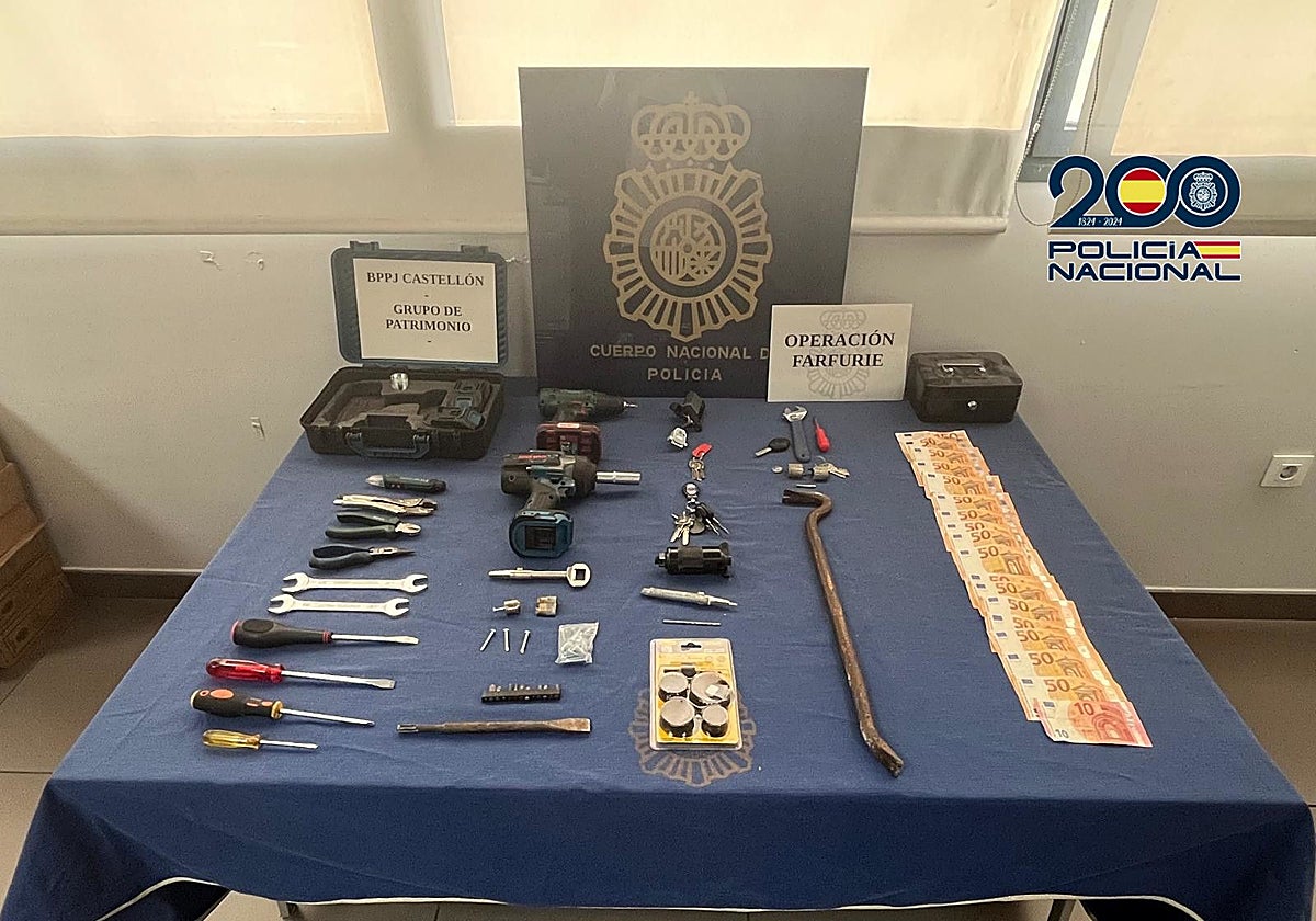 Imagen del dinero en efectivo y las herramientas utilizadas por los ladrones en Castellón