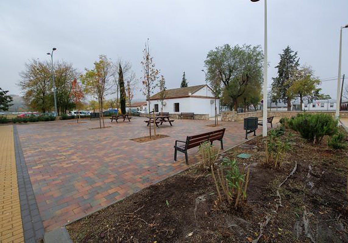 La plaza se ubica frente al Colegio Público Fábrica de Armas