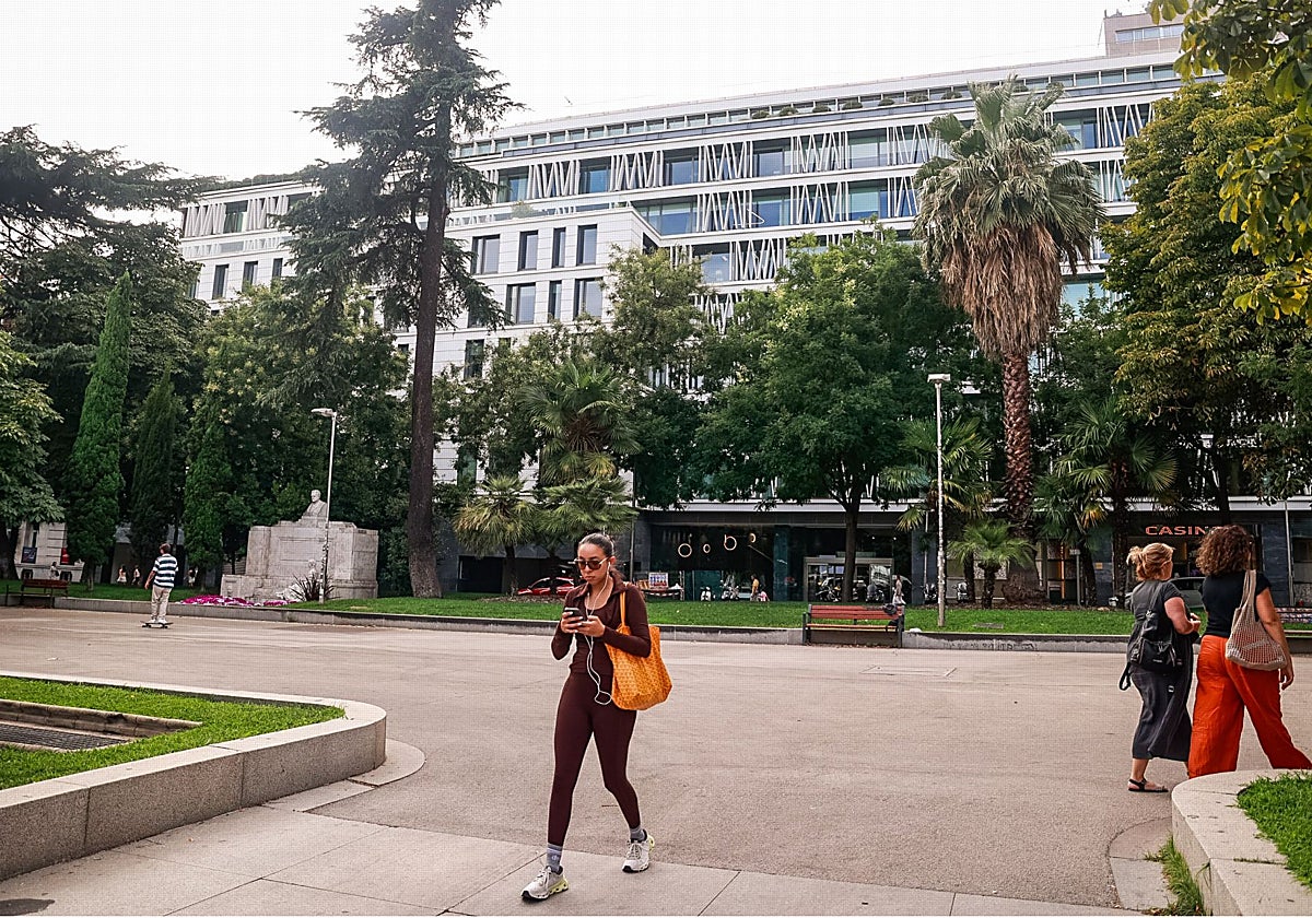 Varias personas caminan por el madrileño paseo de Recoletos