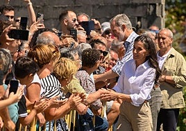 Los Reyes visitan las zonas afectadas por los fuegos en Orense