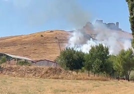 Se declara un incendio en el entorno del castillo de Almonacid de Toledo