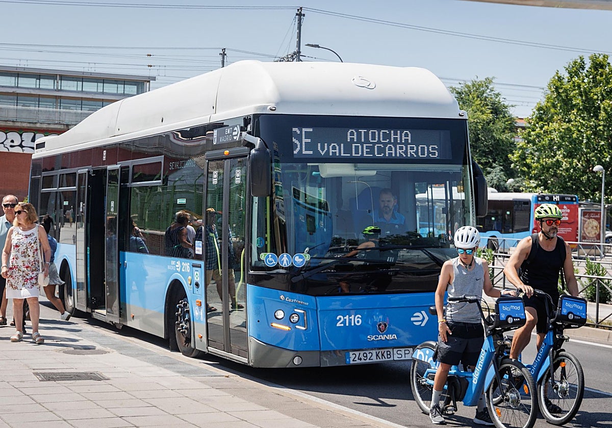 Un autobús de la EMT y dos usuarios de Bicimad