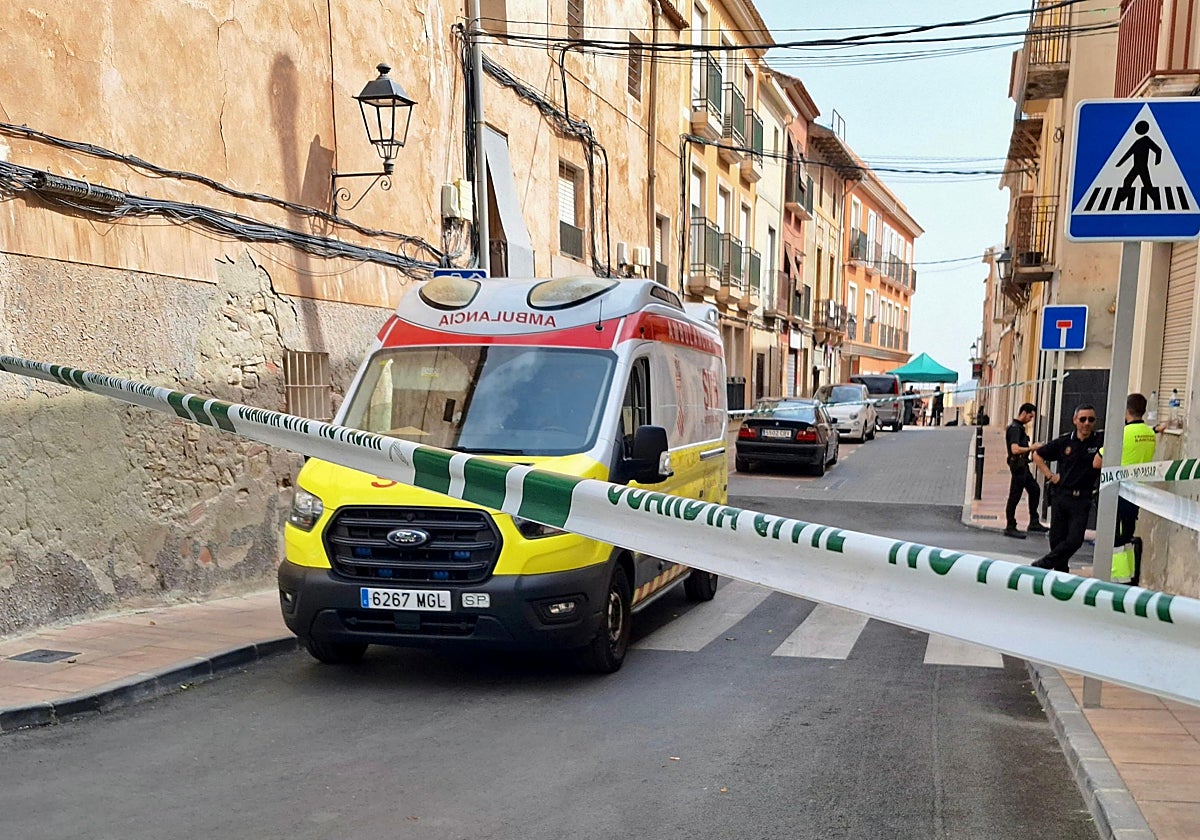 Una ambulancia de Emergencias sanitarias en la calle donde se ha suicidado el joven armado en Agost (Alicante)