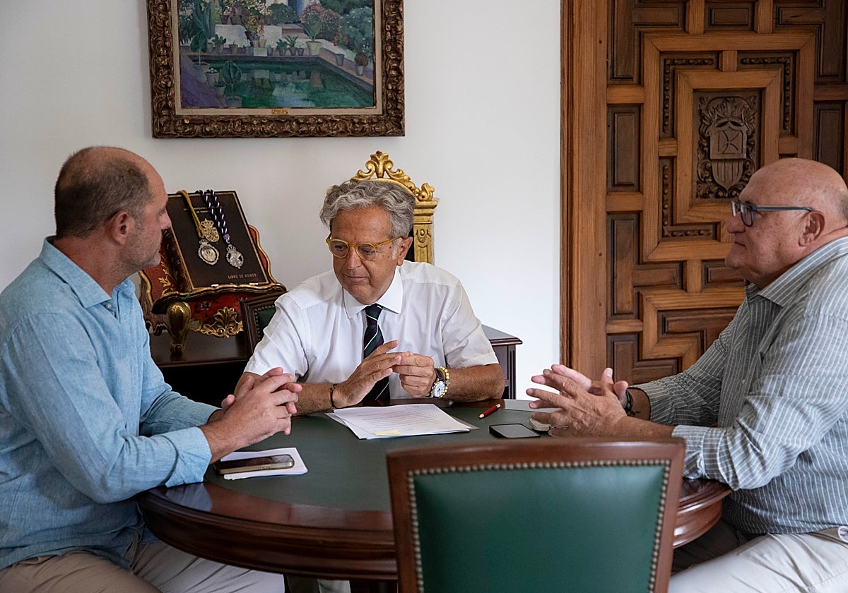 El presidente de la Diputación de Córdoba, Salvador Fuentes con el presidente de la Mancomunidad Campiña Sur Cordobesa, Miguel Ruz, y el vicepresidente del organismo, Jorge Jiménez