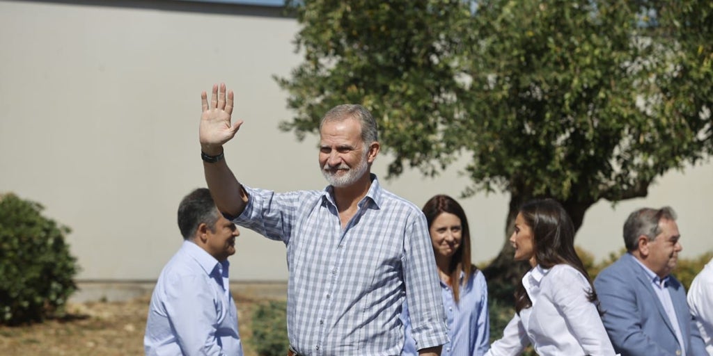 Los Reyes visitan las zonas afectadas por los fuegos en Orense