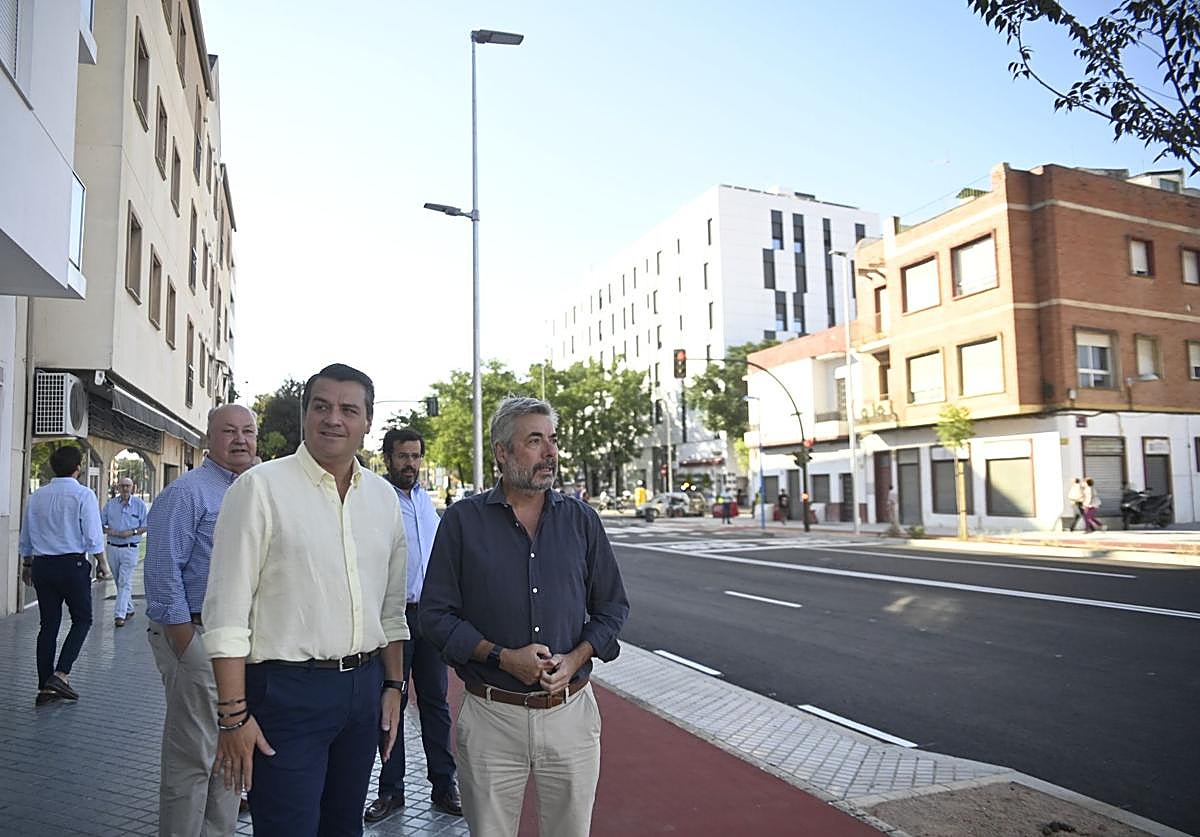 José María Bellido con Miguel Ángel Torrico, en la remodelada avenida de Trassierra