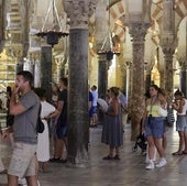 Turistas en el interior de la Mezquita-Catedral de CórdobaT