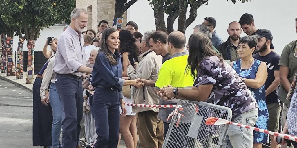 Los Reyes visitan a los afectados por el fuego en Extremadura entre aplausos y vítores