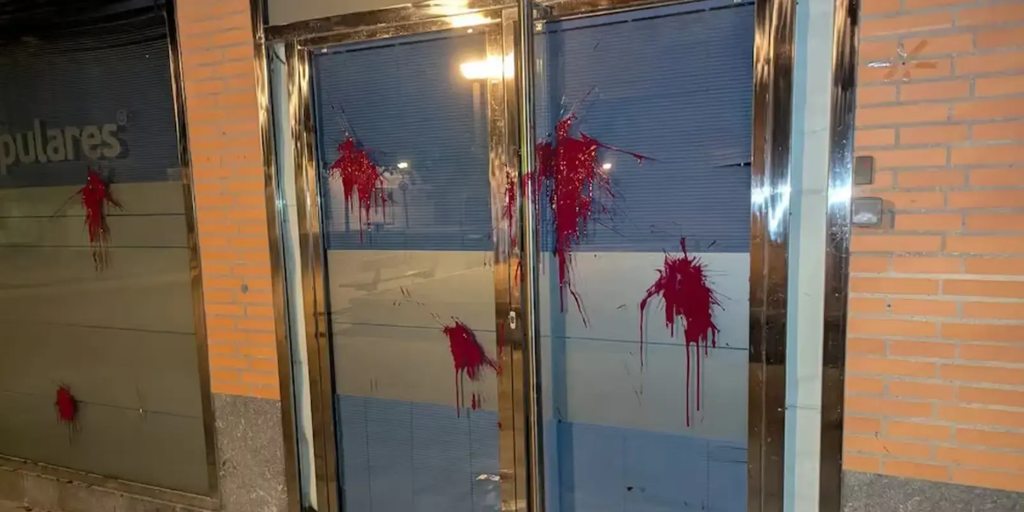 El PP denuncia un ataque a su sede en Huesca y el PSOE se solidariza y condena la vandalización