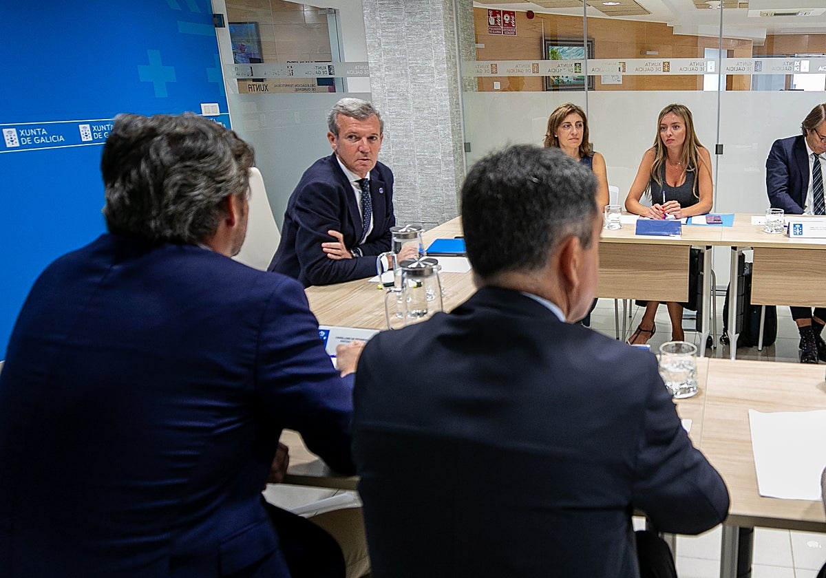 El presidente de la Xunta reunido con su Gobierno para aprobar las ayudas a los afectados por los incendios