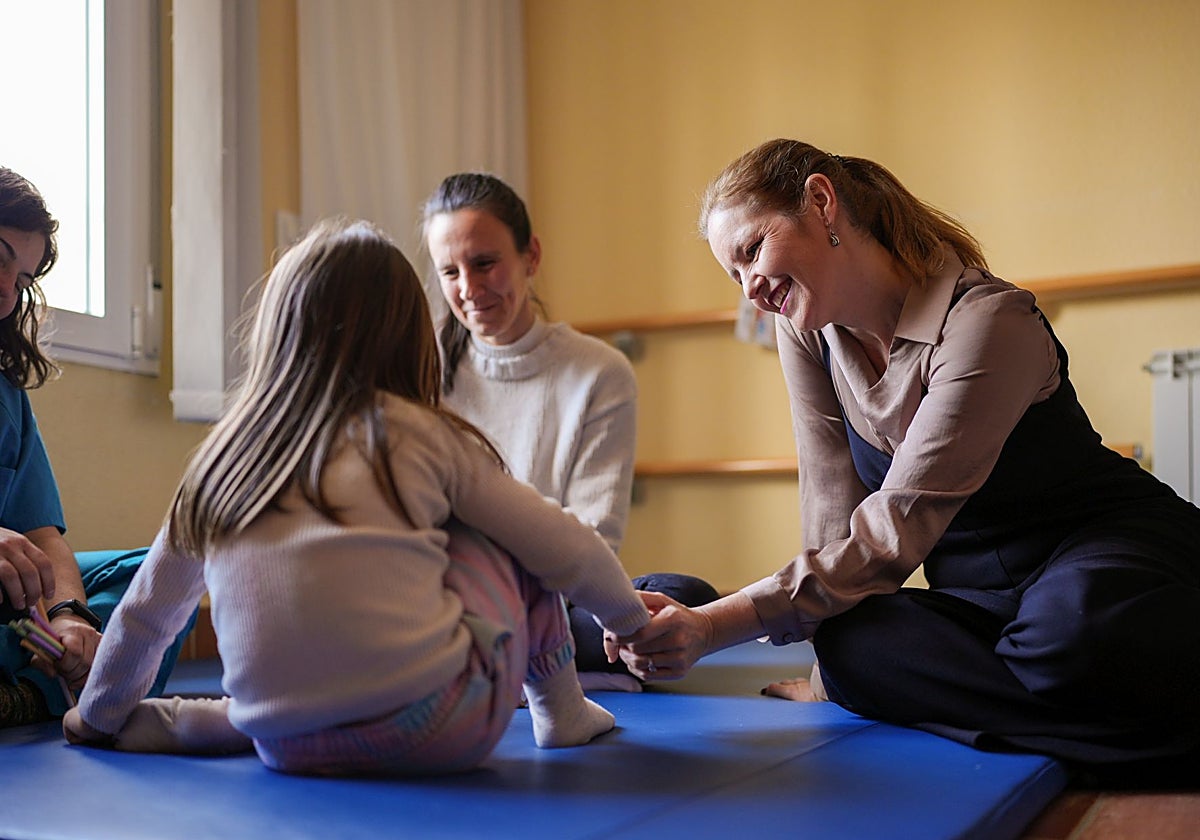 La consejera de Familia, Ana Dávila, en un centro de atención temprana