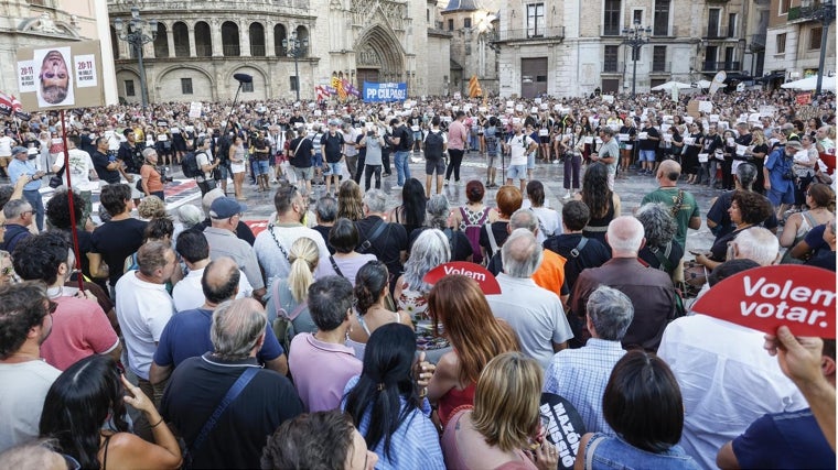 La multitud ha abarratado la Plaza de la Virgen en la capital del Turia