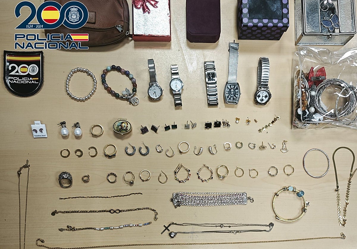 Imagen de los objetos robados por el delincuente que ya han sido recuperados por la Policía