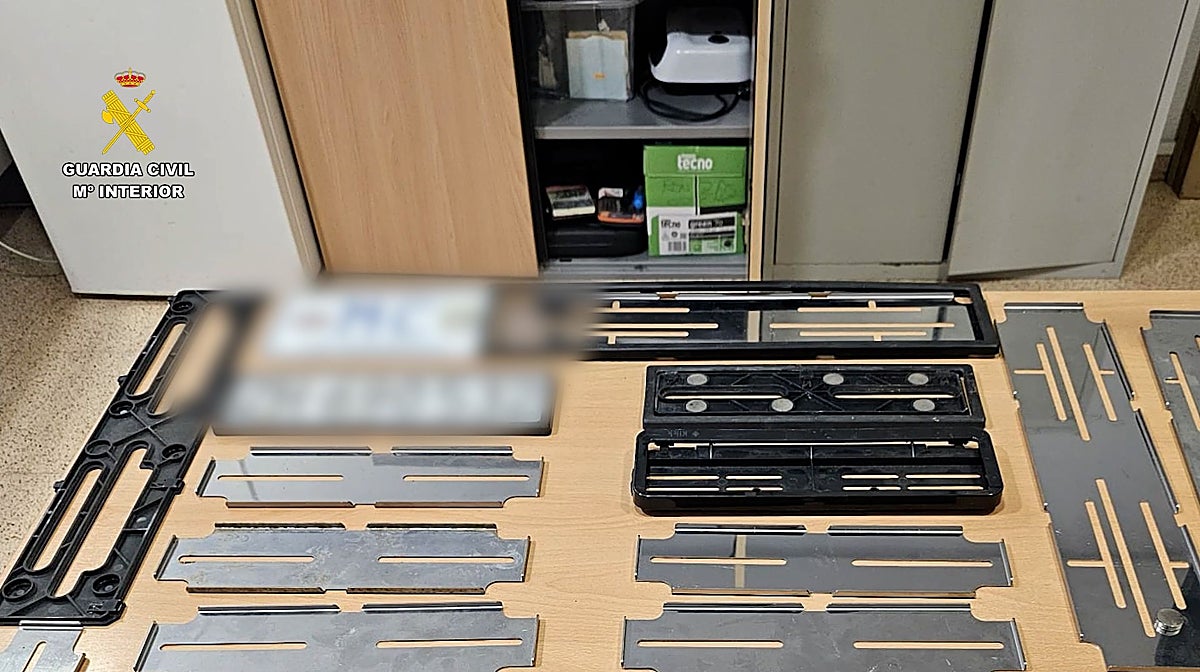 Imagen de los portamatrículas hallados en la vivienda del detenido