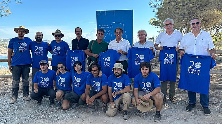 El diputado provincial Juan de Dios Navarro, con voluntarios y personal del equipo de las excavaciones arqueológicas