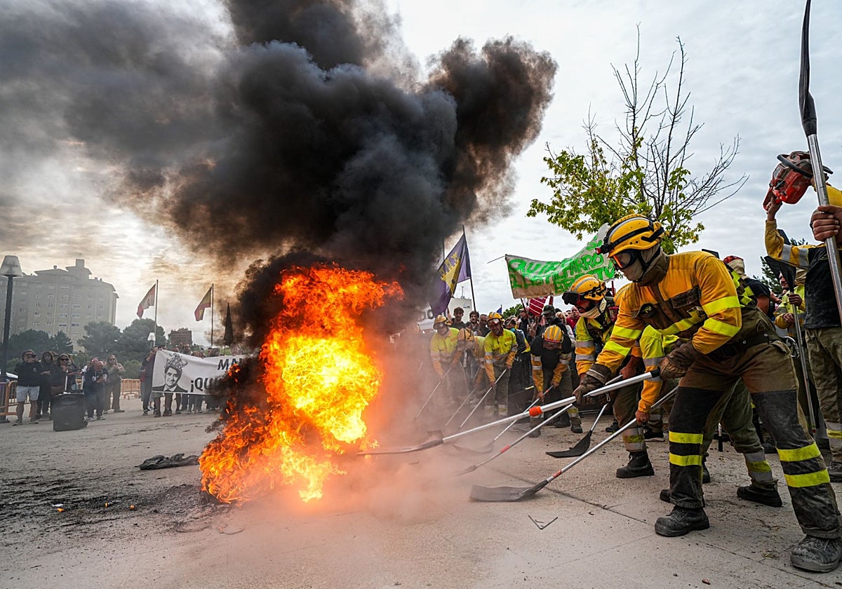 Protesta de agentes y bomberos forestales frente al edificio de las Cortes de Castilla y León