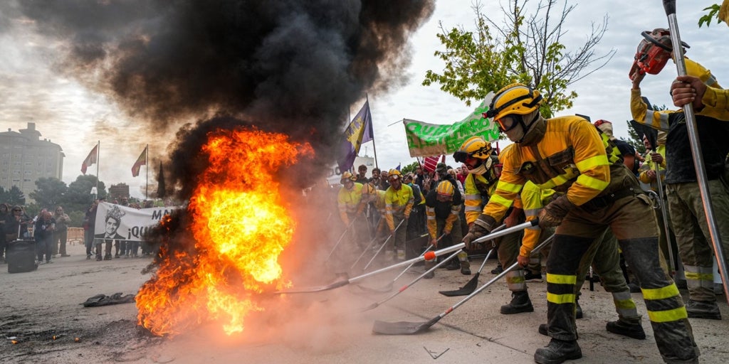 Brigadistas reclaman un operativo permanente en una encendida protesta a las puertas de las Cortes de Castilla y León