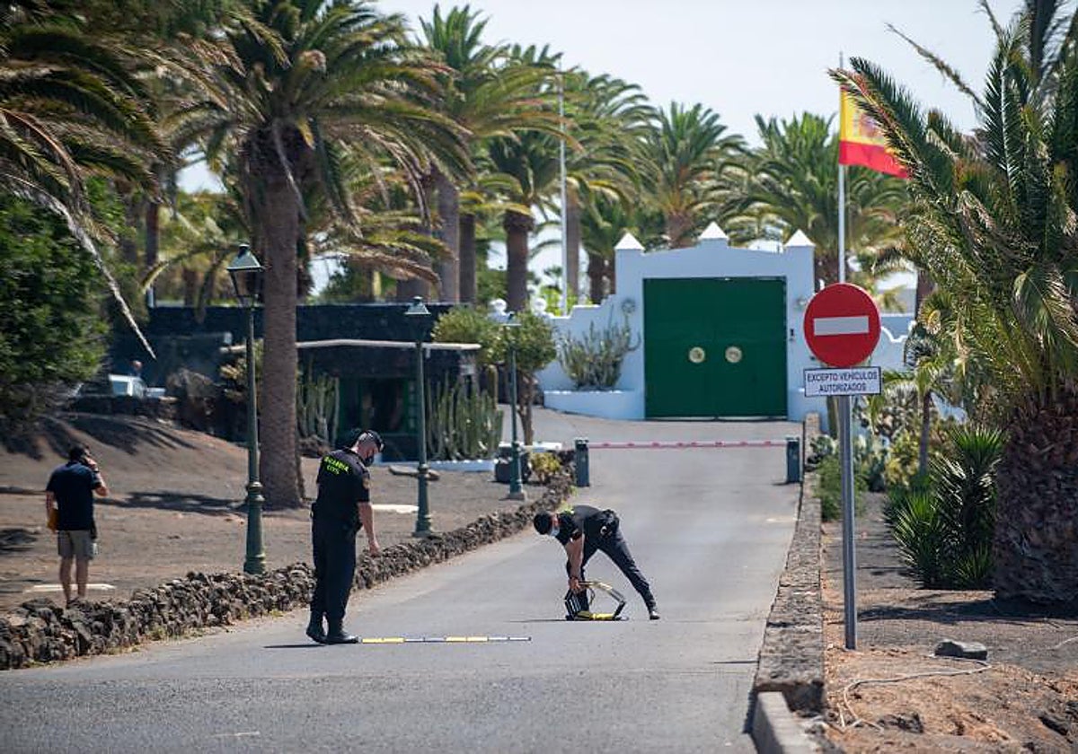 Agentes de la Guardia Civil vigilan el acceso a la residencia presidencial de La Mareta (Lanzarote)