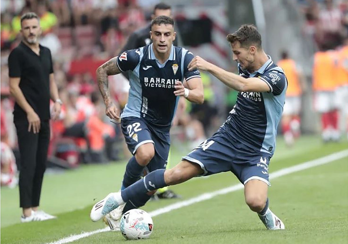 Pedro Ortiz golpea el balón ante la mirada de su compañero Carlos Isaac