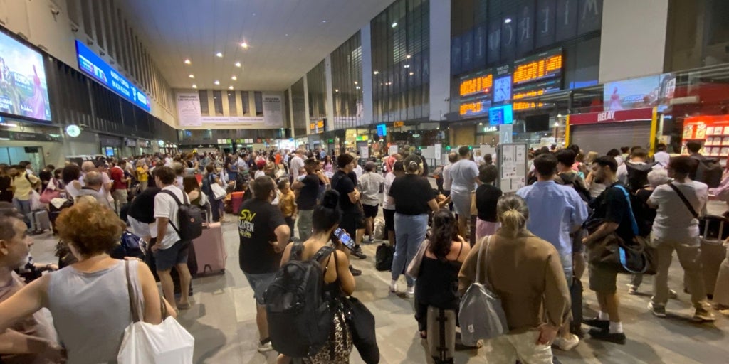 El enésimo caos de Renfe resigna a los pasajeros: «Ya ni nos sorprende que haya otro nuevo retraso»