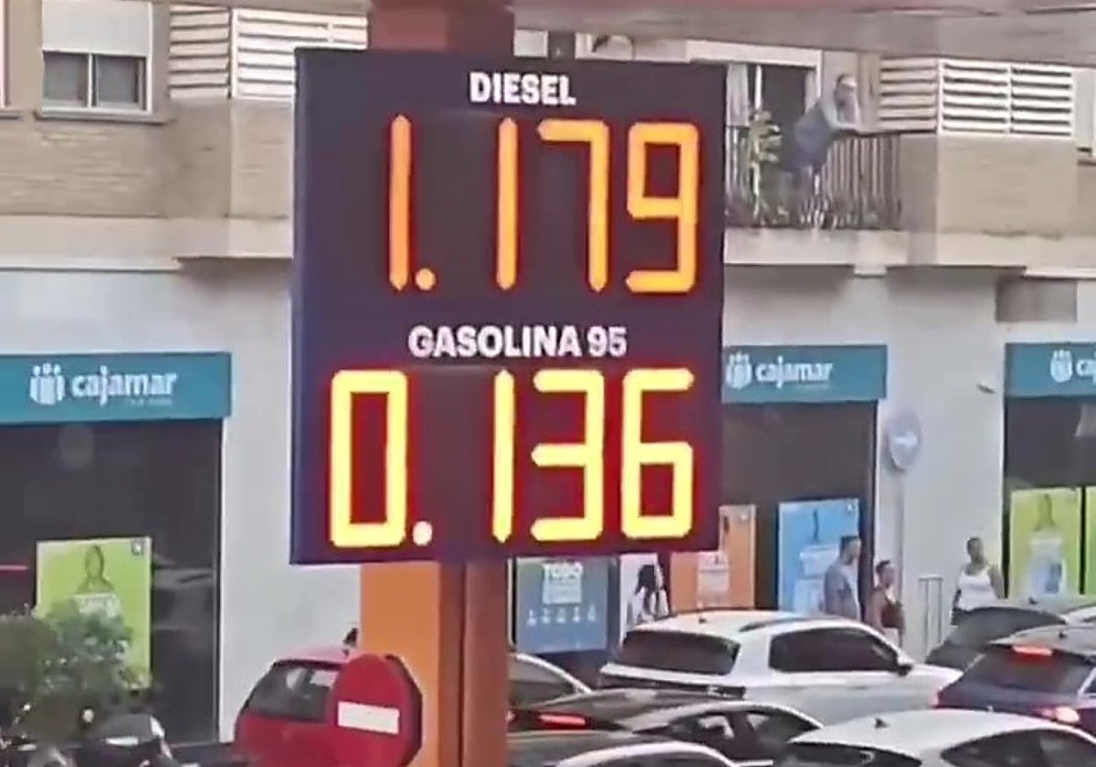 Panel luminoso con el precio de la gasolina a 0,1 euros en Alfafar (Valencia)