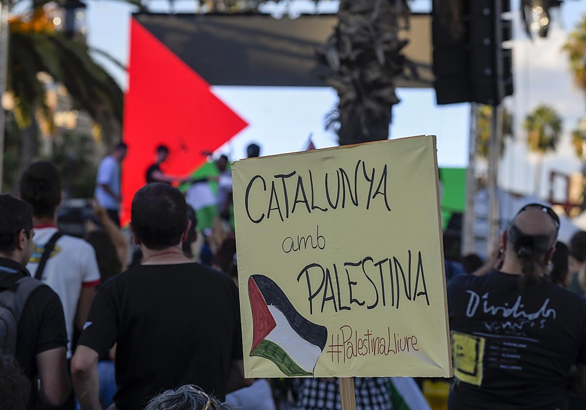 Ambiente en el Port Vell de Barcelona en la jornada previa a la salida de la flotilla