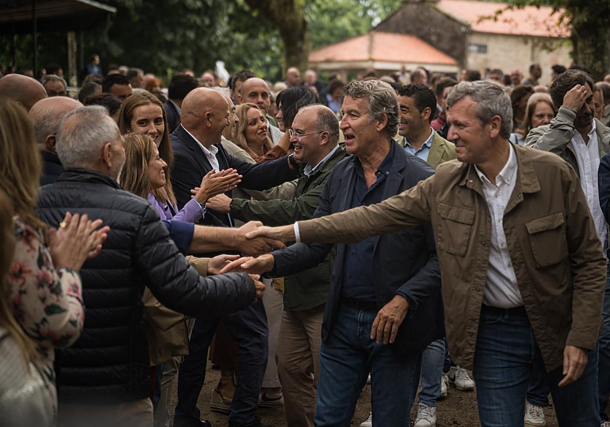 Alfonso Rueda (der.), junto a Alberto Núñez Feijóo, este domingo, en Cercedo-Cotobade (Pontevedra)