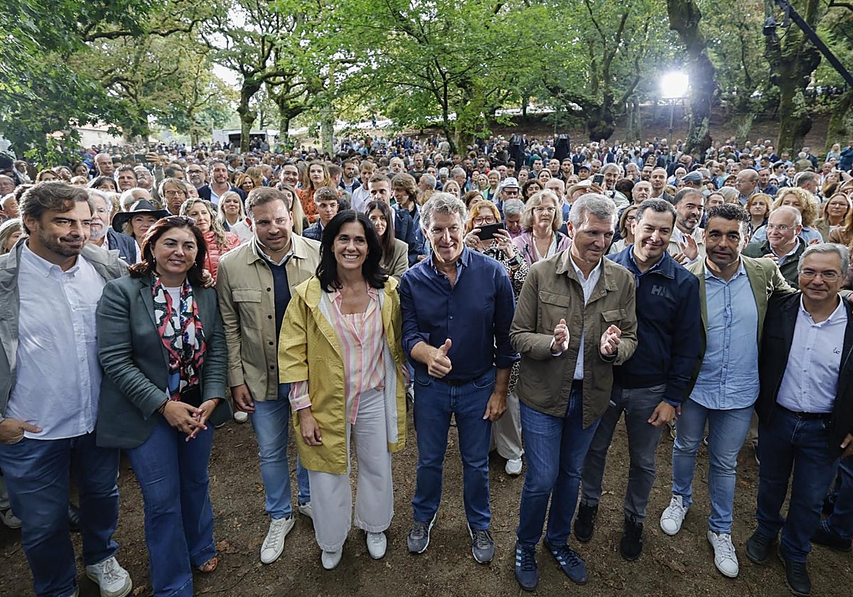 Feijóo, en el centro, con representantes del Partido Popular de toda España en Cercedo-Cotobade, este domingo