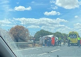 Dos muertos al ser atropellados en la A-49 tras bajarse de una furgoneta por el reventón de una rueda