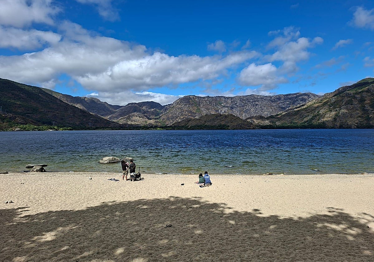 Una de las playas junto al Lago de Sanabria, este domingo