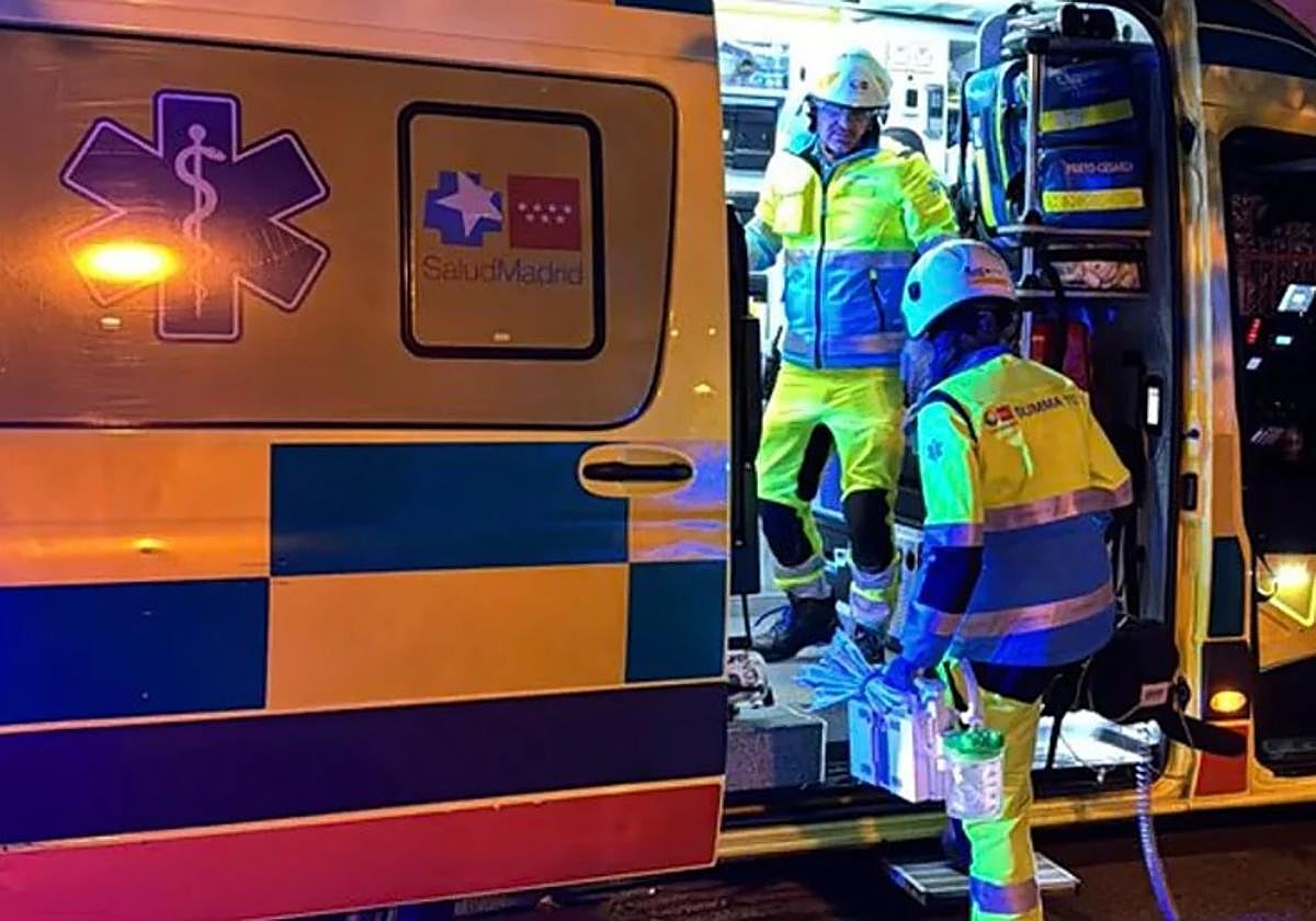 Dos sanitarios en el lugar del suceso en Valdemoro