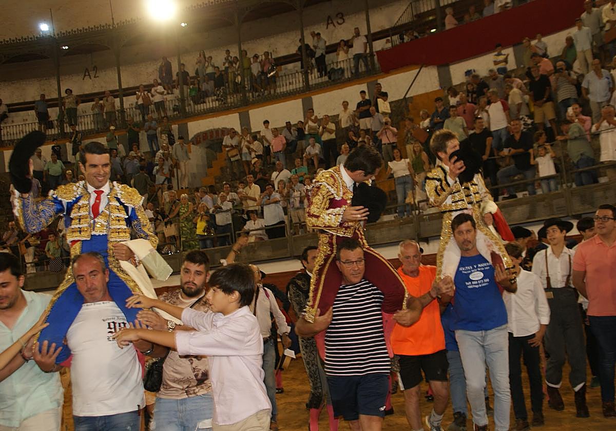 Los tres matadores este domingo saliendo por la puerta grande en Priego