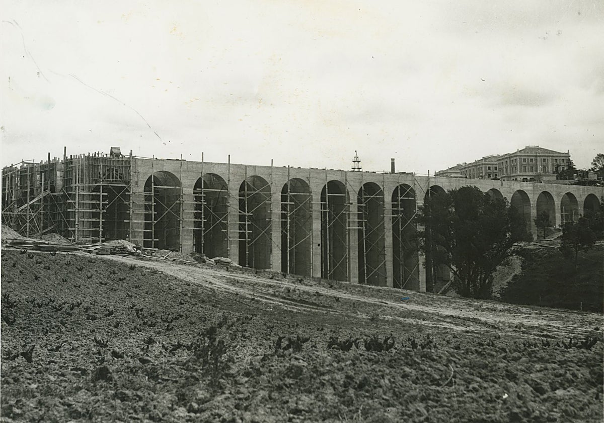 Construcción del Viaducto de los Quince Ojos, en 1929